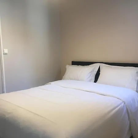 Le Saint Ouen Hotel *