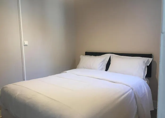 Le Saint Ouen Otel *